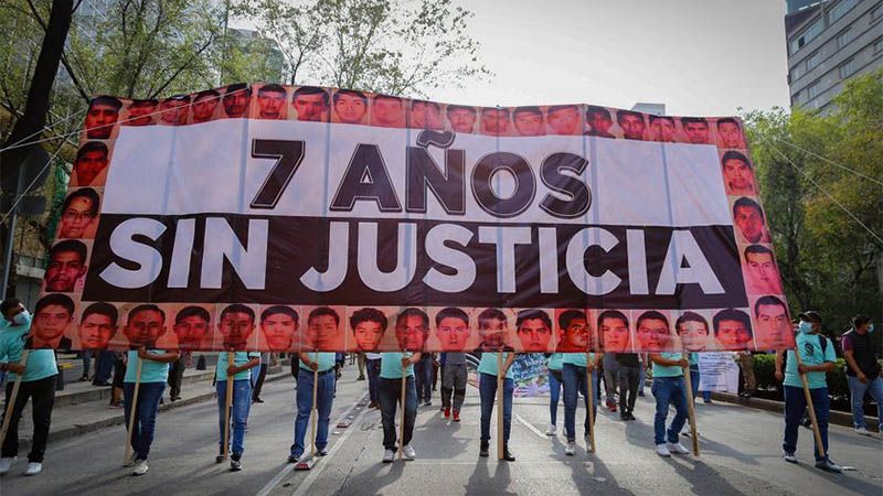 Los mexicanos marchan en memoria de los 43 estudiantes desaparecidos en 2014