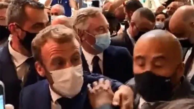 Tiran un huevo contra el presidente francés en salón de gastronomía en Lyon