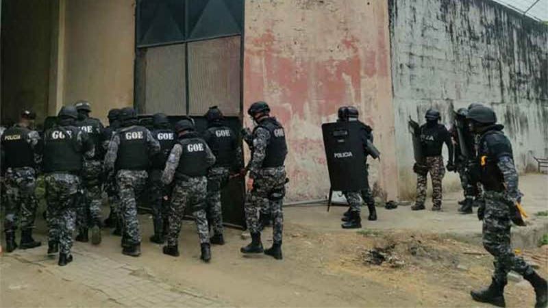 M&aacute;s de 900 polic&iacute;as y militares en operaci&oacute;n para &ldquo;tomar&rdquo; la prisi&oacute;n de Guayaquil