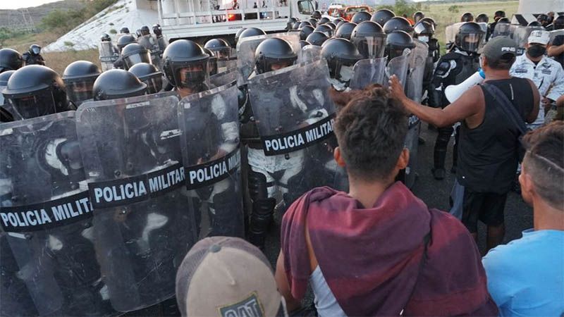 Caravana migrante choca con la Guardia Nacional y avanza en camiones por M&eacute;xico