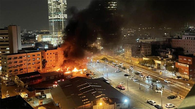 Gran incendio devora un estacionamiento de coches en Tel Aviv