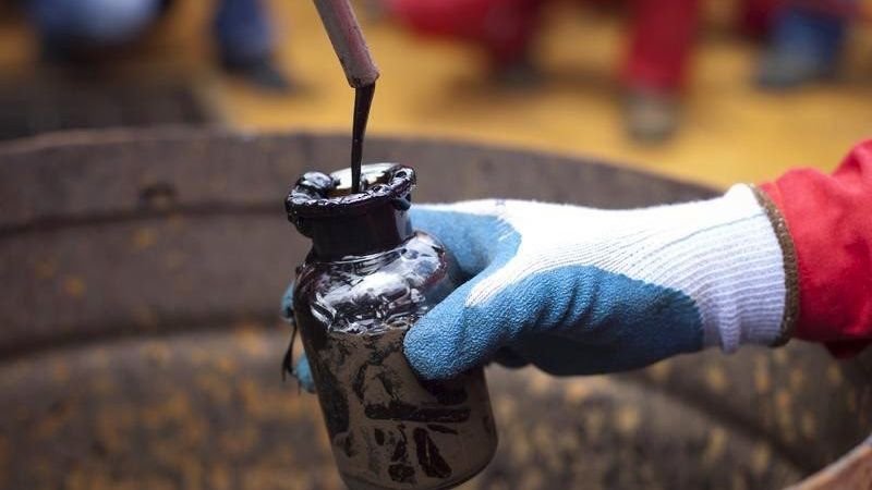El precio del crudo Brent cae por debajo de los 70 dólares por barril