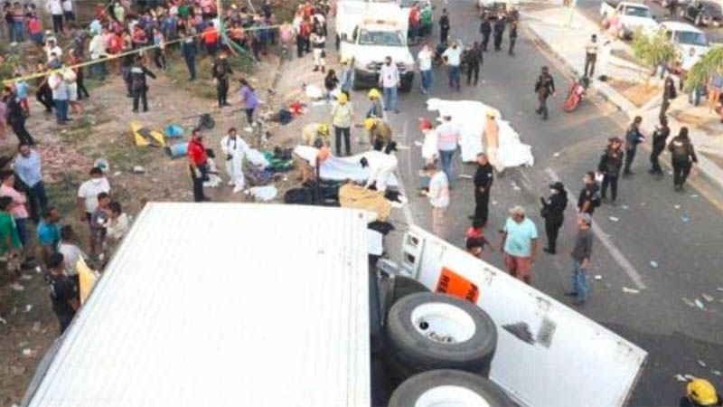 M&aacute;s de 50 migrantes mueren en accidente de un tr&aacute;iler en el sur de M&eacute;xico