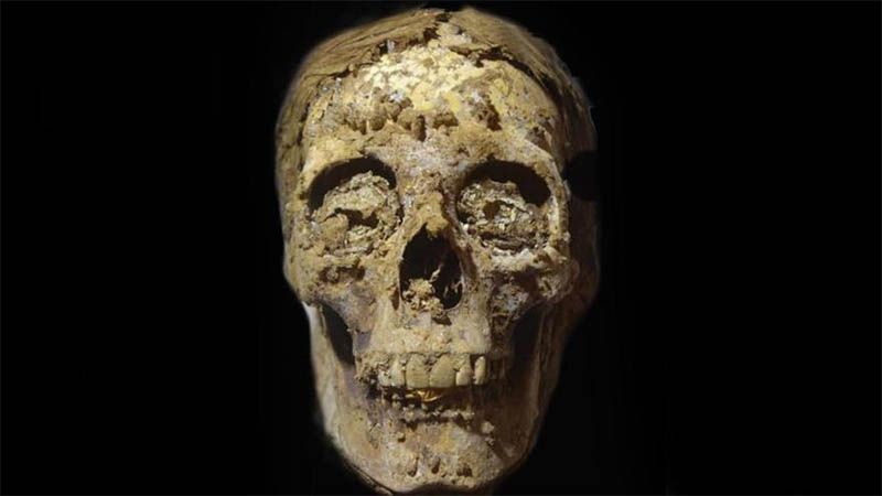 Asombroso descubrimiento en el sur de Egipto de restos humanos con lengua dorada