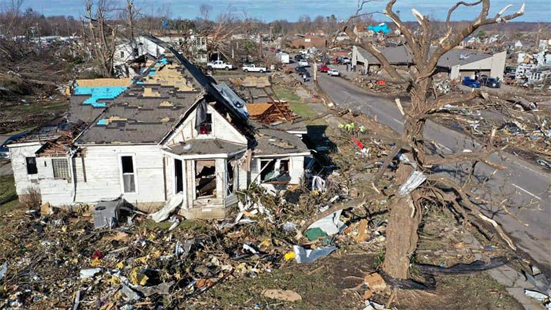 EEUU busca supervivientes tras los arrasadores y mortales tornados