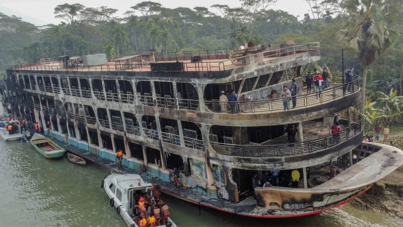 Mueren 37 personas tras el incendio de un ferri en Banglad&eacute;s