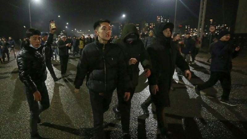 Los manifestantes atacan la sede de un canal de televisi&oacute;n en Kazajist&aacute;n