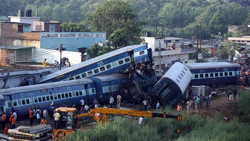 Mueren cinco personas tras descarrilar un tren en India