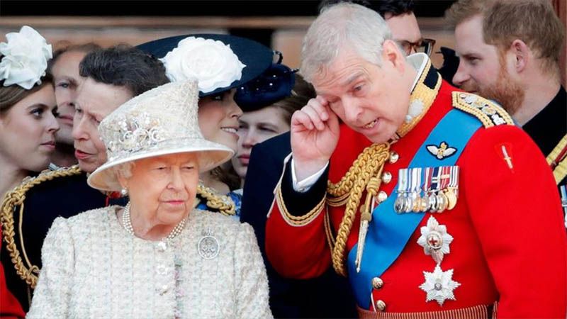 Isabel II despoja al príncipe Andrés de todos sus títulos reales