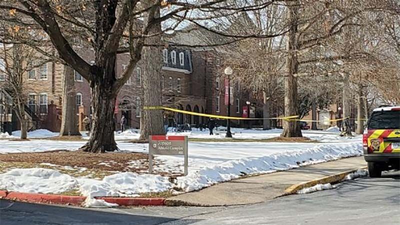 Mueren dos oficiales de seguridad por un tiroteo en una universidad de Virginia