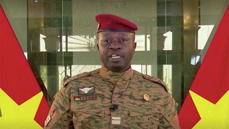 La junta militar de Burkina Faso levanta el toque de queda y reabre las fronteras