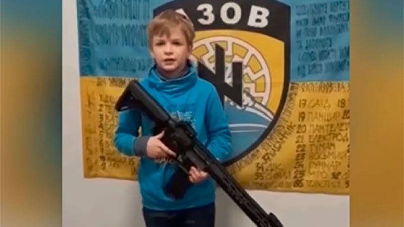 Un ni&ntilde;o con un fusil posa frente a un s&iacute;mbolo nazi pide que Europa env&iacute;e m&aacute;s armas a Ucrania