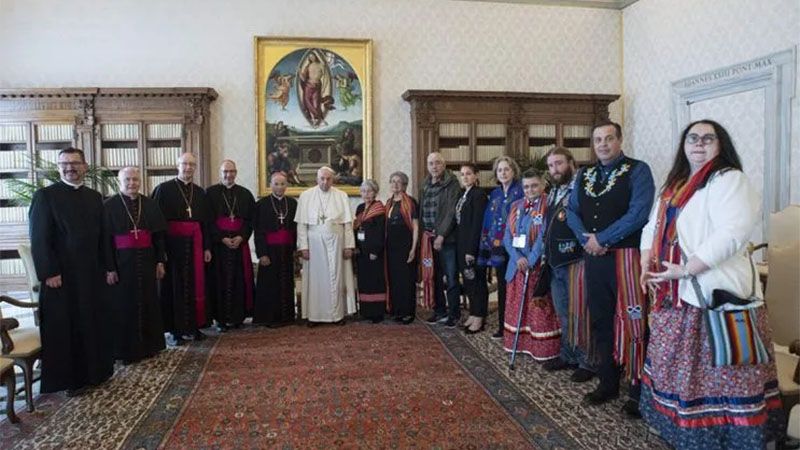 El papa pide perdón a indígenas canadienses y anuncia posible viaje al país
