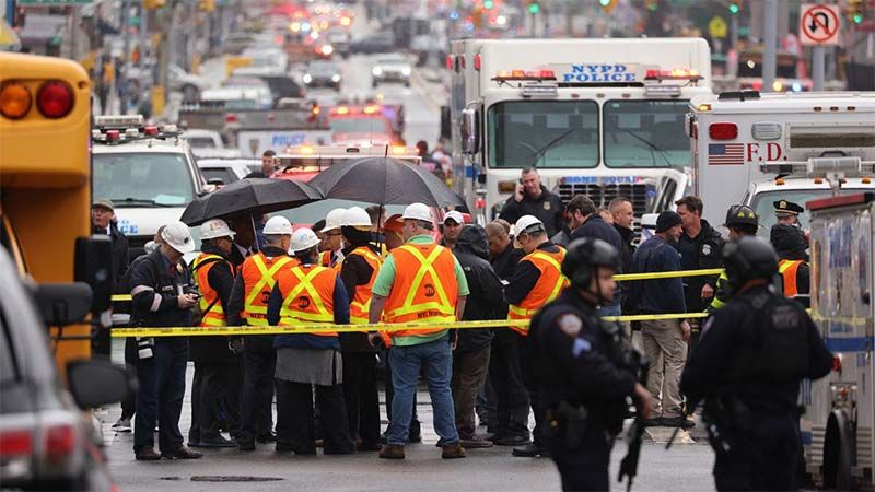 M&aacute;s de trece heridos por un tiroteo en el metro de Nueva York