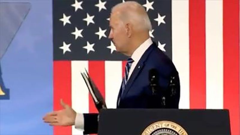 Joe Biden tiende la mano a una persona imaginaria