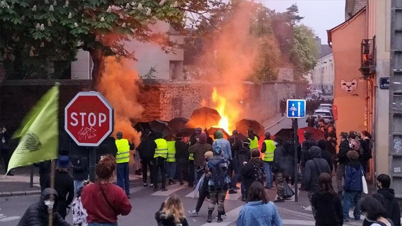 Франция против санкций. Протесты во Франции 2022. Митинги во Франции. Протесты во Франции 2018. Французы протестуют 2022.