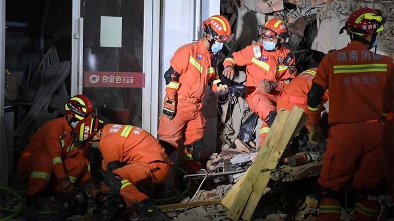 Decenas de desaparecidos por el derrumbe de un edificio en el centro de China