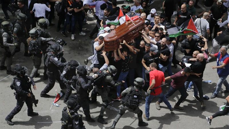 La policía israelí agrede la multitud en el funeral de la periodista asesinada