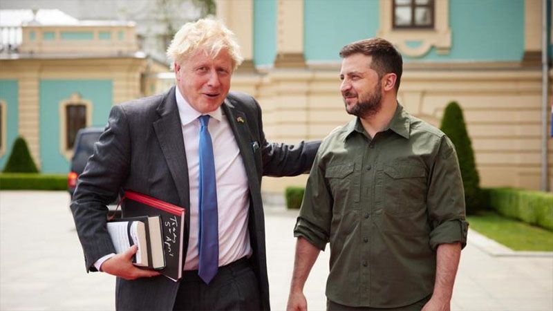 Johnson ofrece entrenamiento a militares ucranianos en visita sorpresa a Kiev