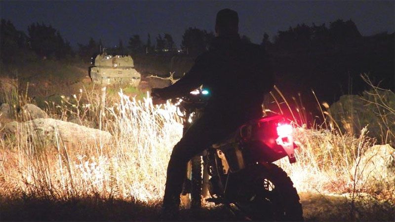 Motociclista de Hezbol&aacute; impide avance de tanques israel&iacute;es que intentaban acercarse al territorio liban&eacute;s