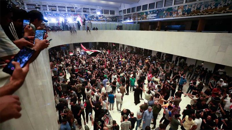 Manifestantes irrumpen en Parlamento iraqu&iacute; contra el premier designado