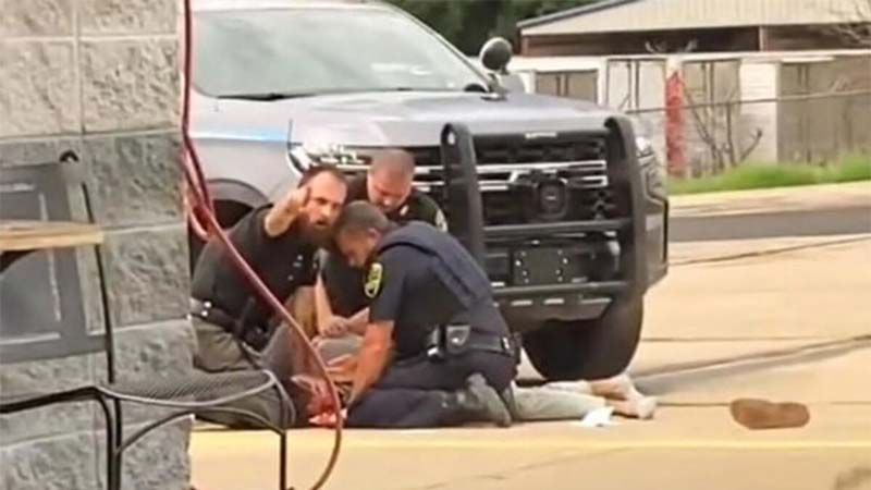 Polic&iacute;as de EEUU chocan la cabeza de un hombre en arresto contra la acera varias veces