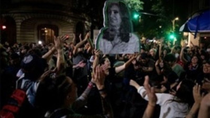 Marchas y concentraciones en respaldo a Kirchner en Argentina