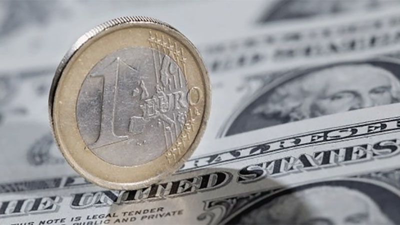 El euro cae al mínimo frente al dólar por el gas