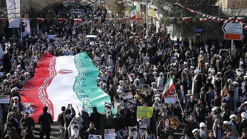 Millones de iran&iacute;es se manifiestan en apoyo a las instituciones y en condena a los actos violentos