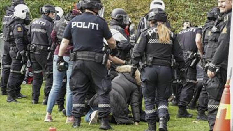 La polic&iacute;a noruega arresta a 95 v&aacute;ndalos que intentaban asaltar la embajada iran&iacute; en Oslo