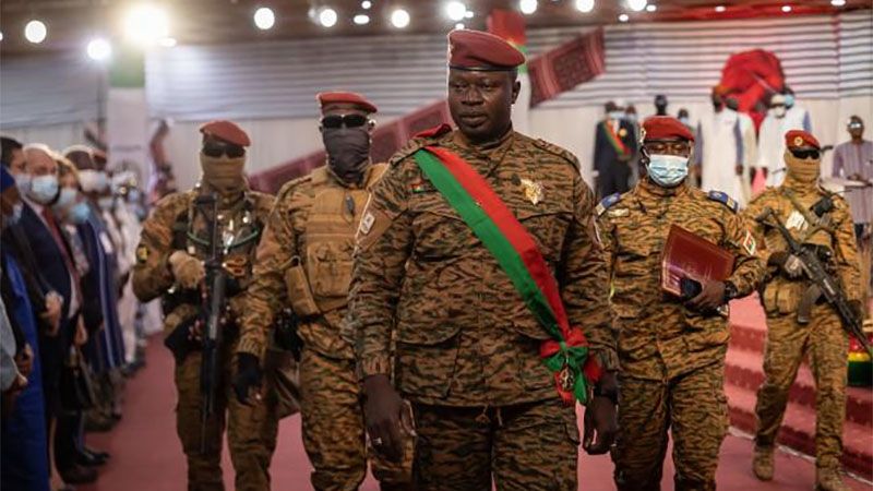 El l&iacute;der de la junta de Burkina Faso acepta dimitir tras dos d&iacute;as de confusi&oacute;n