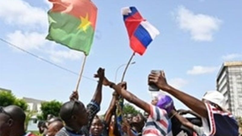 En Burkina Faso agitan banderas rusas junto a las nacionales