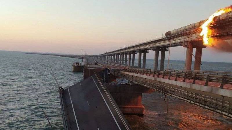 Ucrania celebra los da&ntilde;os en el puente de Crimea sin aclarar responsabilidad