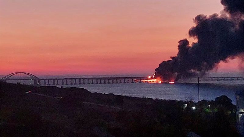 Explosi&oacute;n de un veh&iacute;culo provoca la destrucci&oacute;n parcial del puente de Crimea