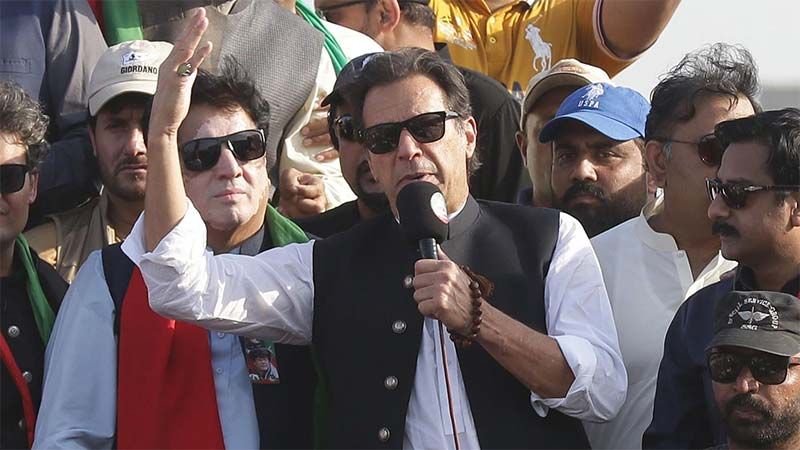 Disparan contra el ex primer ministro pakistan&iacute; Khan durante marcha de protesta