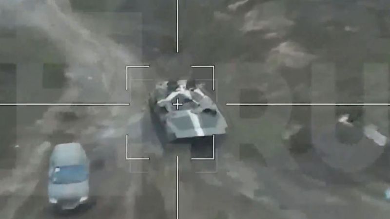 Dron kamikaze ruso intercepta y pulveriza blindado israel&iacute; en Ucrania