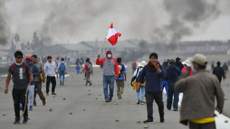 Miles de peruanos toman el aeropuerto de Arequipa y piden renuncia de Boluarte