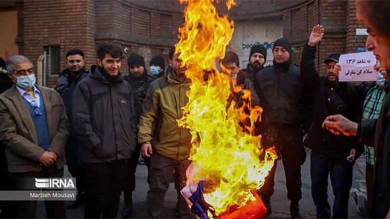 Iran&iacute;es protestan frente a la embajada francesa en Ir&aacute;n por blasfemia