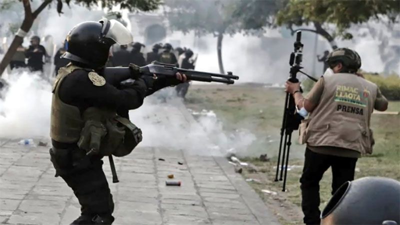 Manifestantes retienen a un polic&iacute;a como reh&eacute;n en sur de Per&uacute; tras disturbios