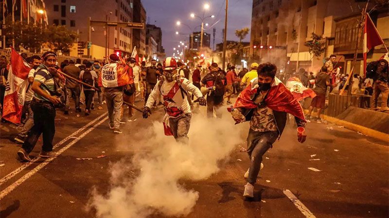 Boluarte pide una tregua nacional mientras las protestas contin&uacute;an en Lima