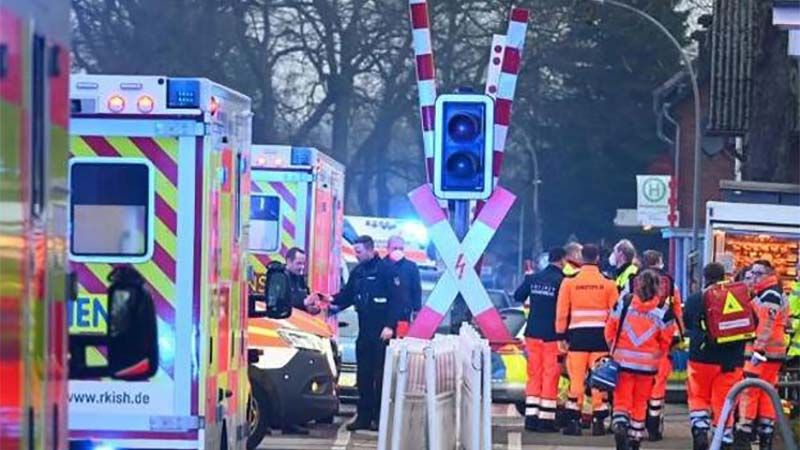 Mueren dos personas por un apu&ntilde;alamiento en un tren en el norte de Alemania