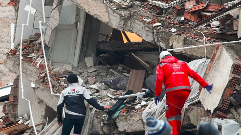 El Gobierno turco informa que más de 8.000 personas han sido rescatadas de los escombros