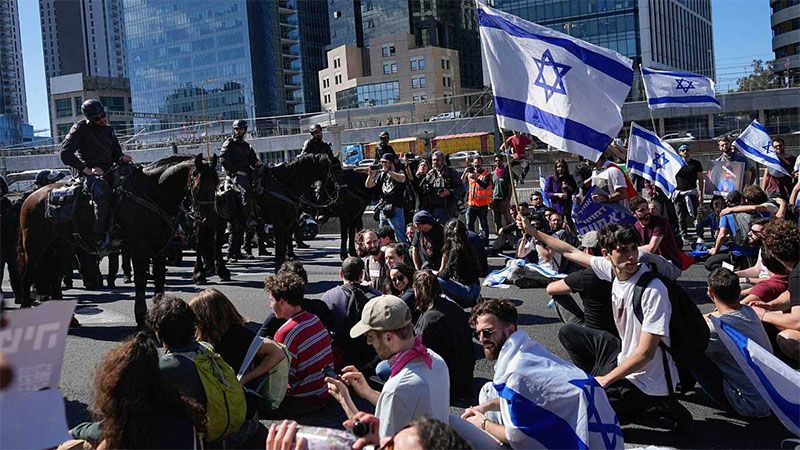 Manifestantes bloquean el acceso al aeropuerto Ben Gurion en Tel Aviv