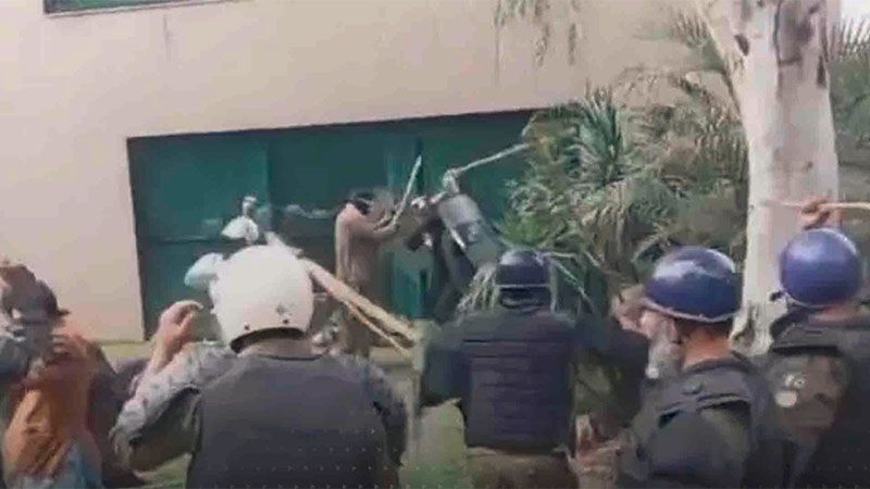La Policía asalta la residencia del expresidente paquistaní escoltada por sus seguidores
