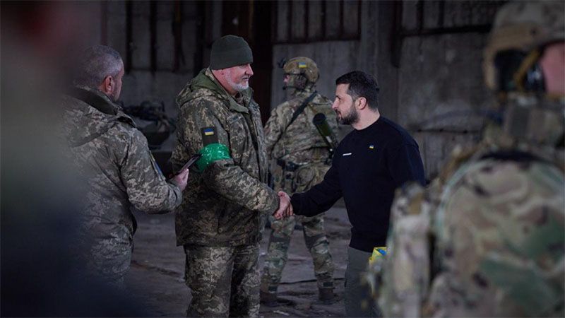 Zelenski realiza una &ldquo;visita de trabajo&rdquo; a la l&iacute;nea de frente en los alrededores de Bajmut