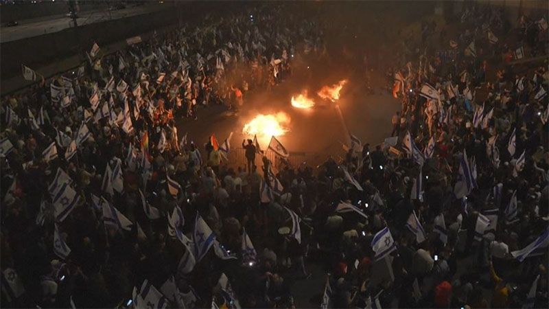 Miles de israel&iacute;es toman las calles en protesta por la destituci&oacute;n del ministro de guerra