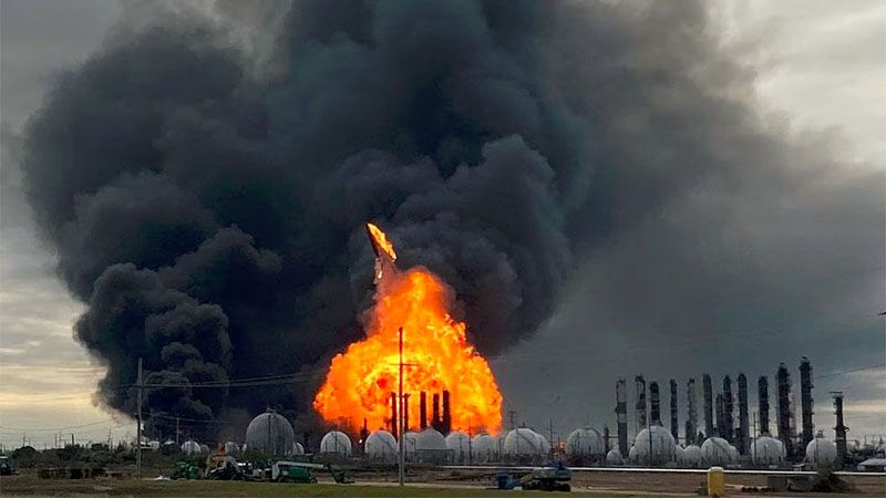 Incendio masivo estalla en planta qu&iacute;mica de Texas