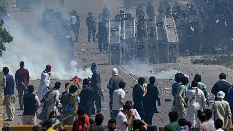 Al menos ocho muertos y casi 300 heridos en las protestas contra el arresto de Imran Jan