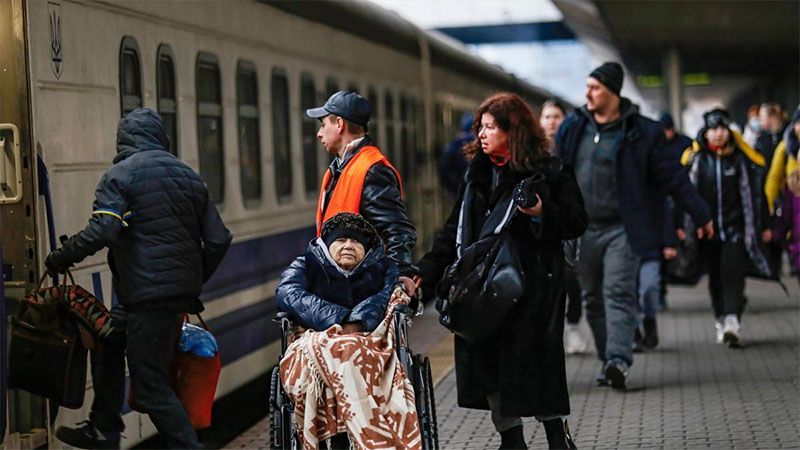 Unos 12.000 ciudadanos abandonan la primera l&iacute;nea de fuego en Zaporiyia