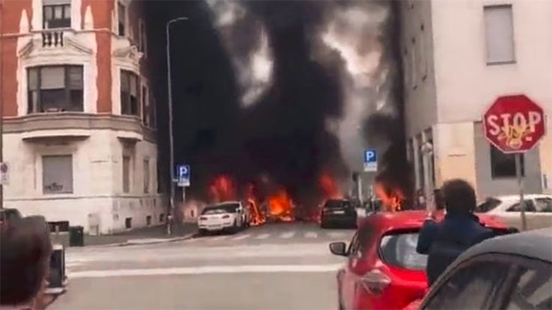 La explosi&oacute;n de una furgoneta en el centro de Mil&aacute;n provoca una gran nube de humo negro